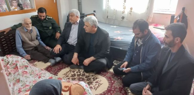 تکریم خانواده های شهدا از اولویت های مدیریت شهری شلمان